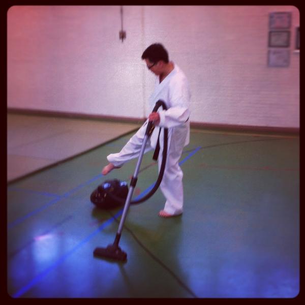 Met een karatekick gaat de stofzuiger aan. Want.. De DOJO moet wel schoon zijn voor het examen! #karate