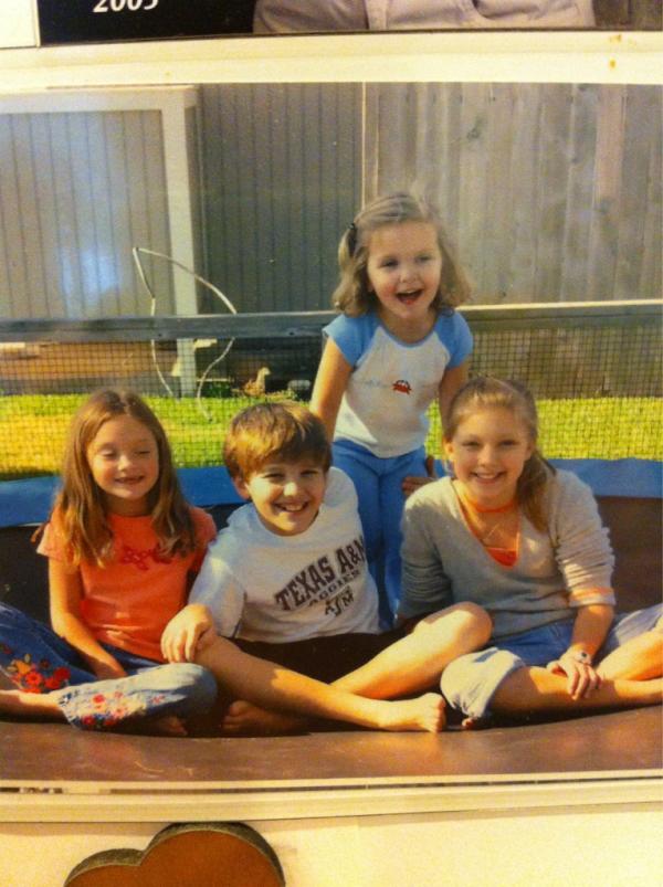 herobinson92's tweet photo. #Tbt chokers are cool #crazyfamily http://t.co/MssLpNrF