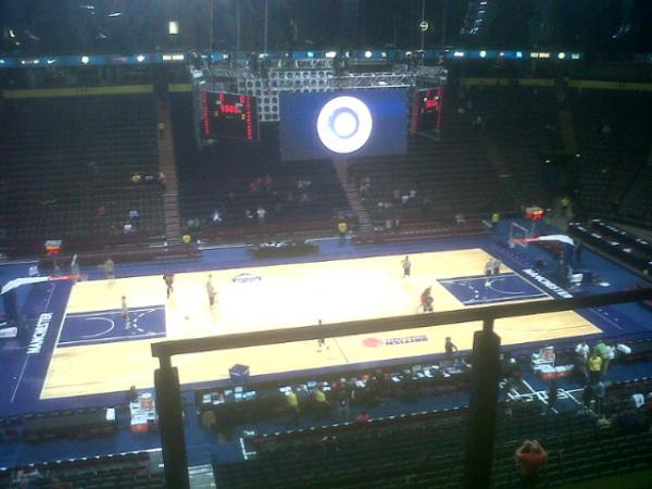 Banderos's tweet photo. @kingjames @KDTrey5 @DeronWilliams @AntDavis23 @CP3 @tysonchandler et al coming up in MCR, good to see a game b4 3am! http://t.co/SKxA6e0c