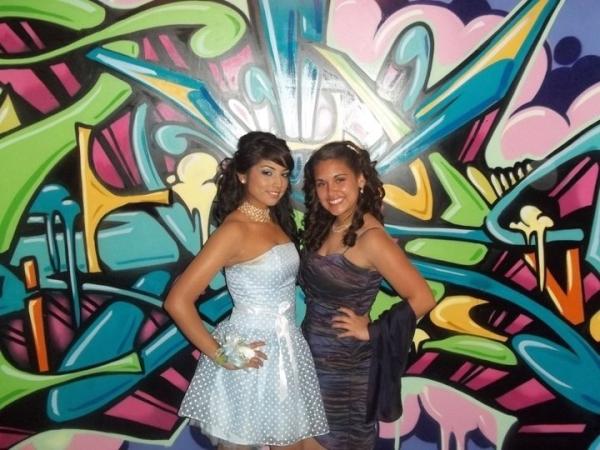 el_ayeayeaye's tweet image. My twin and me 😁☺ #Prom2011 #Manor #FirstProm #ThrowBackThursday @heli_flores