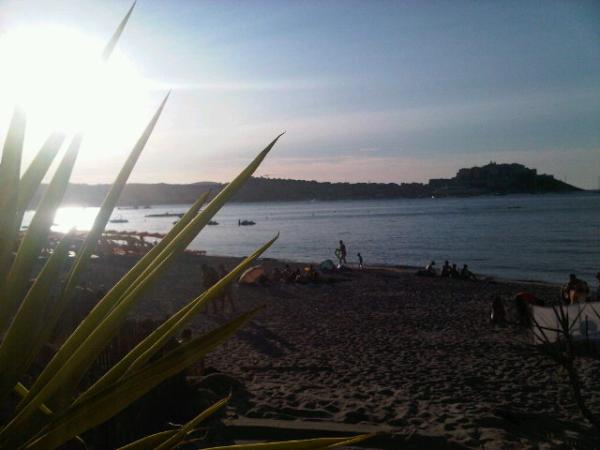 20h @ Plage In Casa le cadre est idyllique, la musique est bonne, que demander de plus ? #CalviOnTheBeach