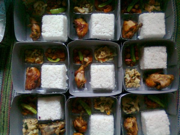Mau nasi bntuk kotak juga ada dgn pilihan menu yang anda suka! Tinggal order kami antar! Pin : 21deaabf/22276d86