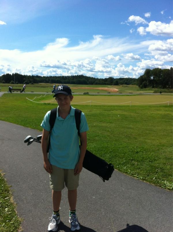 sofieandrsson's tweet photo. Idag ska tydligen alla spela golf. Bäst man hänger på bror och far http://t.co/DGMxFuMX