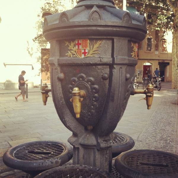 lostiabcn's tweet photo. La font de la plaça http://t.co/P5HUv9re