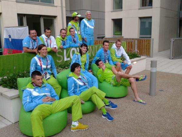 Odlično razpoloženje v slovenski ekipi po prihodu gimanstičarke Saše Golob v olimpijsko vas:):):). #oi2012si