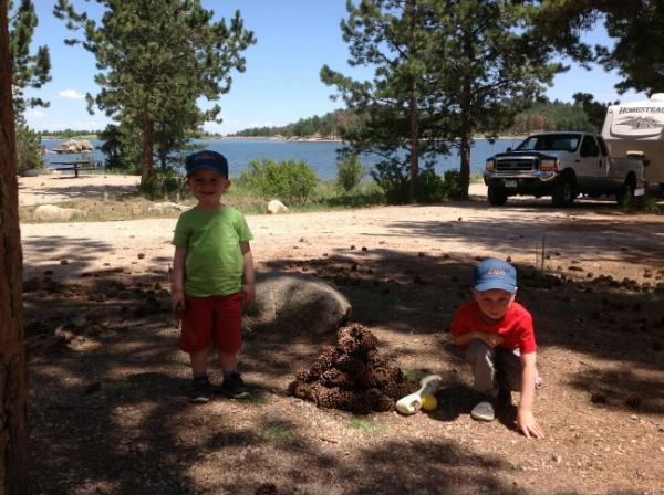 DelsineEric's tweet photo. Graham et Liam ont voulu laisser un souvenir au Dowdy Lake... http://t.co/iGP49l2C