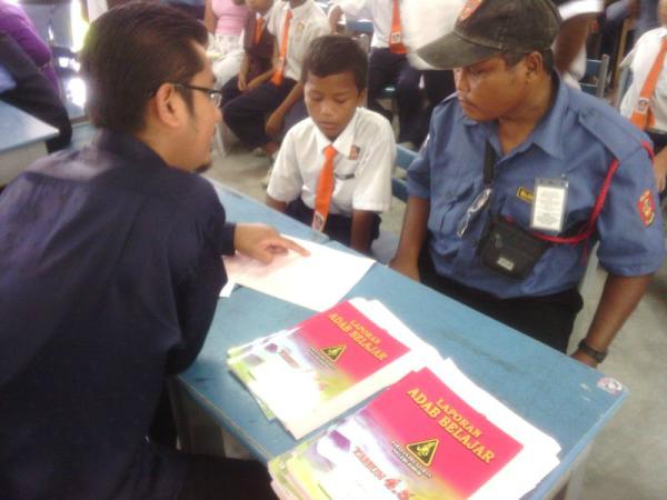 SKSSedohok's tweet photo. Perbincangan 3 pihak (Guru, Ibubapa &amp; Anak) memastikan masalah dpt diselesaikan &amp; memantau prestasi pelajaran anak http://t.co/ZXhN0V0t