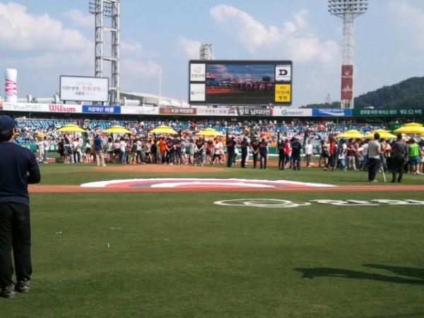 여기는 올스타전이 열리는 대전! 지금은 팬싸인회 중입니다. 팬여러분들 정말 기분 좋으시겠어요~~