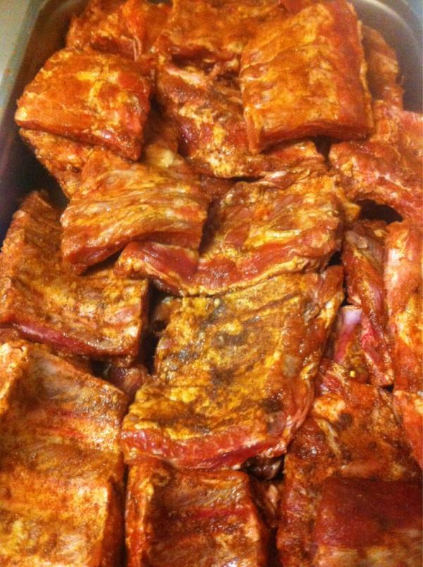 OpdeProef's tweet image. We hebben dinsdag een bbq dus de spareribs alvast in de marinade gelegd. #datwordweersmullen