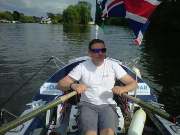 OAtlanticRow's tweet image. Steely determination to reach Twickenham Yacht Club tonight as we pass Hampton Court!