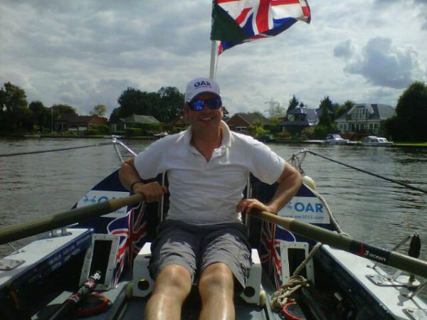 OAtlanticRow's tweet image. Sun is finally shining! Thanks to the guys at Chertsey Lock for the cold beer :)