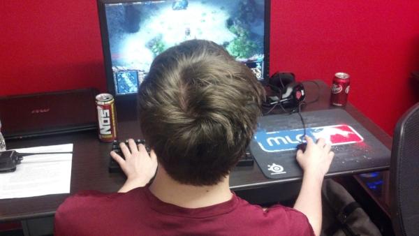 MLGAllAccess's tweet photo. Mystery Melon time! Guess who this is and win a MLG/SteelSeries mousepad signed by StarCraft 2 Pros! (U.S. Only) http://t.co/HZHyZ6o3