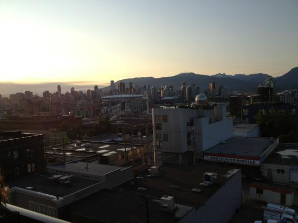 robjcelliott's tweet photo. Not bad.... Vancouver in the summer= best spot in the world http://t.co/ZXRVIpHp