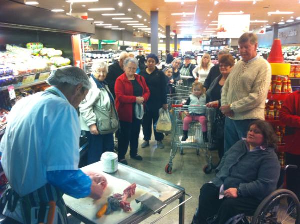 alan_butcher48's tweet photo. Jed at Chirnside Park engaging his customers, well done Jed!! @tjeerdjegen http://t.co/vB4mxuQi
