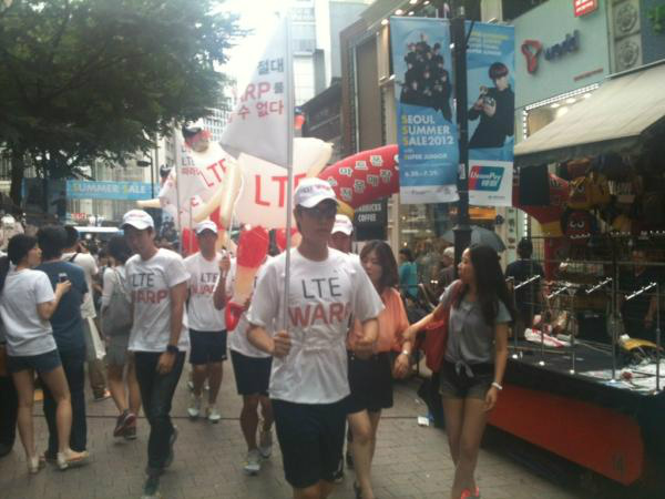swissair9918's tweet photo. 명동에 나타난 워프 런닝맨~
풍선매달고 달리는데 땀이 막... 엄청흘리셨더라구요~
다들 고생하세용 ㅠ_ㅠ 빠름빠름 노래라도 불러주고 싶음~ http://t.co/Ca14eux5