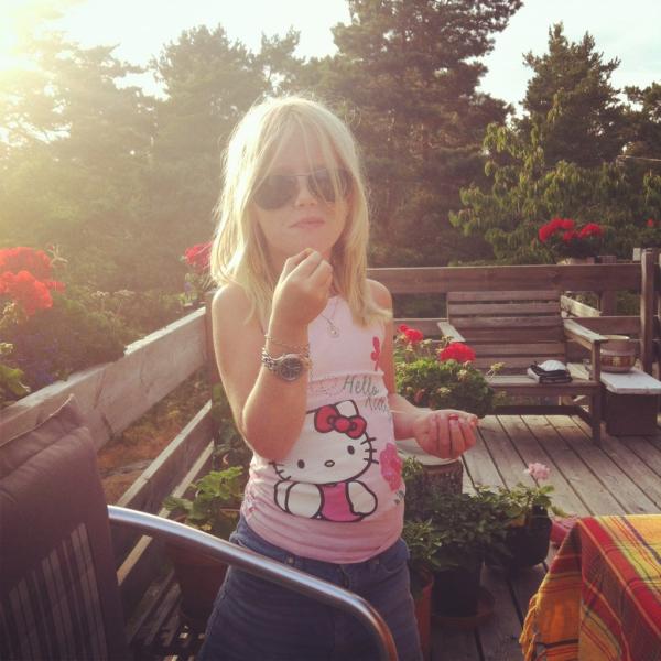 VeraAndersson's tweet photo. Har lånat det bästa från morsan. Jag är bara 6 år. http://t.co/0QQ18kkf