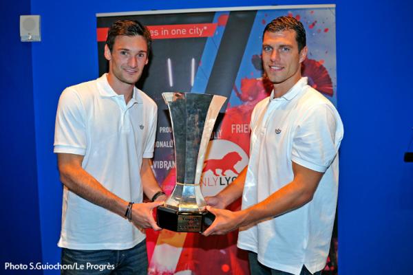 2 guys 1 cup RT @OL_officiel Deux gardiens et un trophée ! #tdcnyc #trophedeschampions