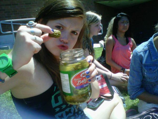 rachaeldelano's tweet image. "@_vanichan: #TweetThe50thPictureInYourPhone @rachaeldelano http://t.co/R6kFXwDx" hahhaa #pickleproblems #obsessed