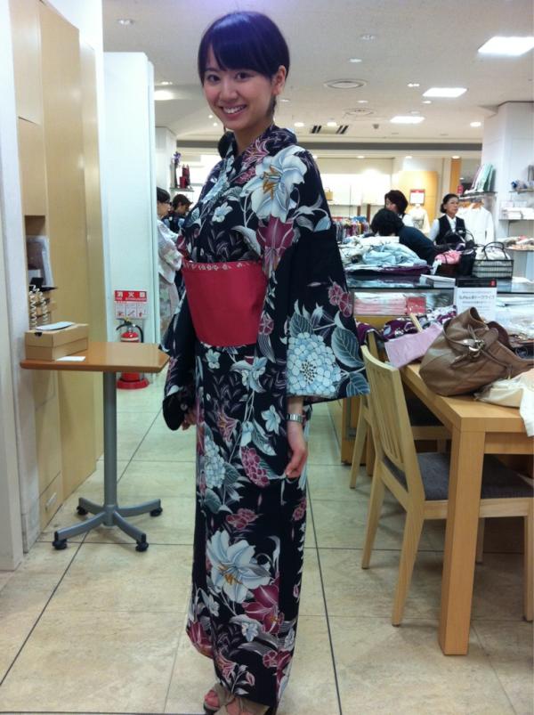 竹内彩華 伊勢丹で今年の浴衣を選んできました O ﾟ ﾟ O これに決めました 試着の時の写真ですが じゃーん ゆかたコンテストなのに ゆかたの写真をのっけるのは初めてですね Http T Co 5itjlw