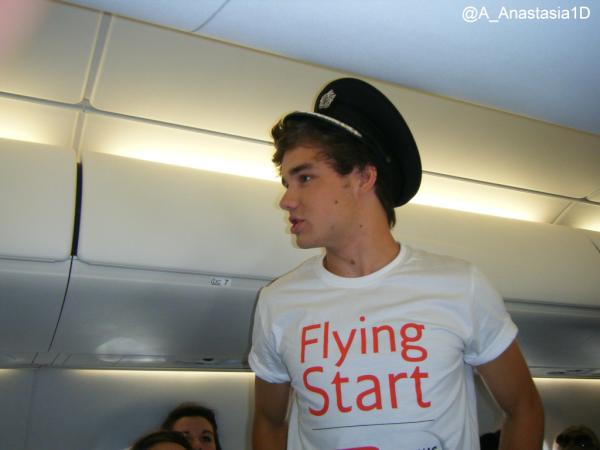 1Dliveupdates's tweet photo. “@A_Anastasia1D: #1DFlyingStart http://t.co/fSRqFvtE”