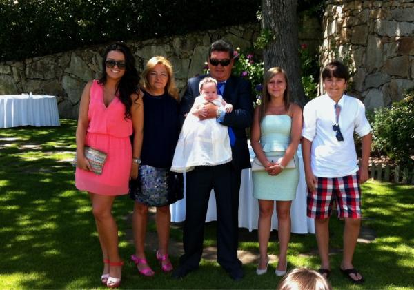 AlbaSalgadoF's tweet photo. En el bautizo de mi pequeñita con @ninman17 @KarinaFer19 y mis papis!!! http://t.co/zM963LZ4