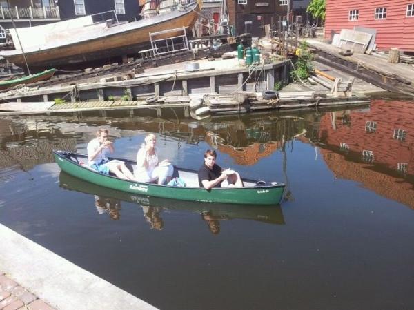 BBenKoe's tweet photo. Heerlijk broodje eten in een kano in de haven! Hoe lekker kan een zondag zijn! #genieten http://t.co/NmknNneQ