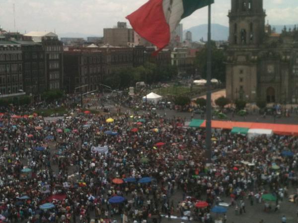 LaJornada's tweet photo. #EnImagen: Contigente de la #MegaMarcha contra la imposición continúa llegando al Zócalo en el DF. Foto: @Yosoy132media http://t.co/xhTLDAux