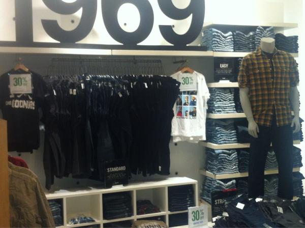 LLToddK's tweet photo. In GAP...what in this picture does not belong? #ProtectYaVneck http://t.co/PtN32zM8
