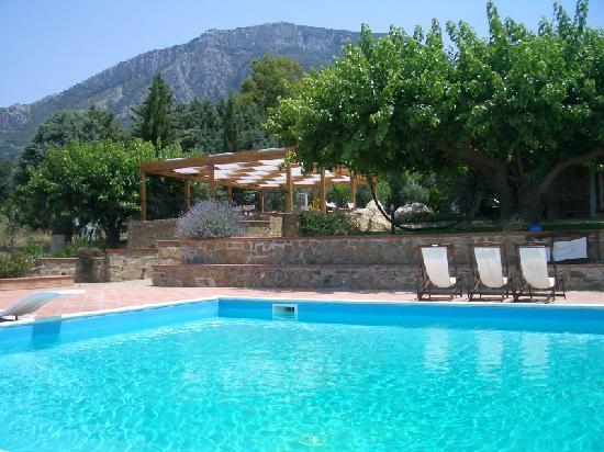snxofy's tweet photo. @josh_pearsall @chloejoines Look at the pool in spain :( now coming home to the UK #sadtimes http://t.co/OMAc0ptZ