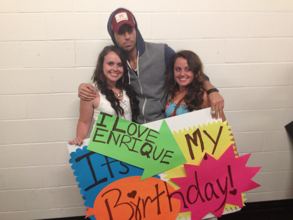enriqueiglesias's tweet photo. Bring your signs to the show and one lucky fan will be picked every night to go backstage and meet up! #enriquejlotour http://t.co/j2wKwCEE