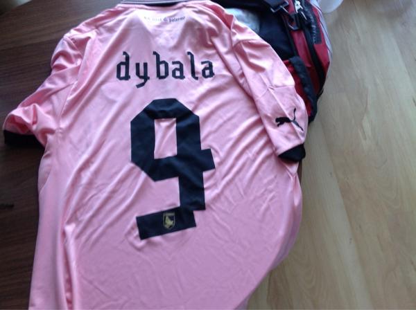 Dybala on Twitter: "Led dejo una foto de mi primera remera de Palermo! Muy linda.. 9 http://t.co/BUuy6fZc" / Twitter