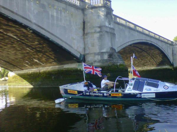 OAtlanticRow's tweet image. Andrew Morris hits a racing start in Bojangles on the HHOR course through Chiswick Bridge