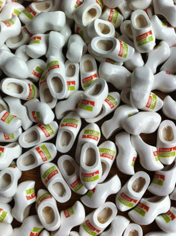 HollKlompen's tweet photo. klompjes + @rooifietst logo vorige week als gadget weggegeven tijdens de #fietsvierdaagse Echte Rooise #klompen http://t.co/JUut8Weq