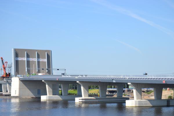 DECEnergy's tweet image. De PV-installatie op de Ramspolbrug in de N50 begint vorm te krijgen! Aan deze zijde nog een paar zonnepanelen te gaan.