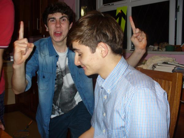 _lozzzz's tweet photo. @dd_orourke thanks for coming, hope you're feeling a bit better now! #1beer @Harrizonmoore http://t.co/e5ubQ9WK