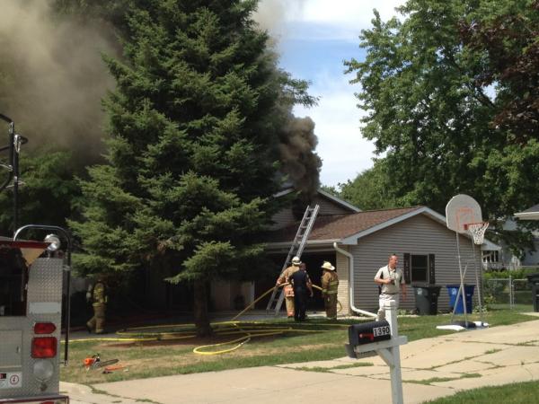 DanielleUGPG's tweet image. Smoke billowing from a home on View Ln. in Ashwaubenon. #ashfire