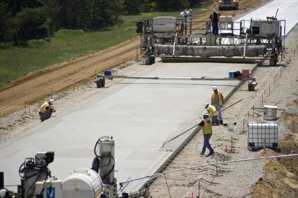 MichiganDOT's tweet image. #MDOT Pic of the Day: Paving train on #US131 in #MontcalmCounty back in May. U could pave a driveway in 10 minutes! ;)