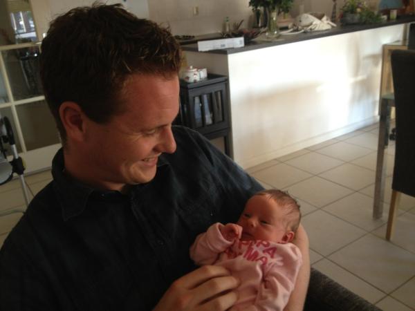 steven_sack's tweet photo. Met kleine Myla op schoot bij @keesschepers en @WendyHaverkamp :) http://t.co/4z2bnK7v
