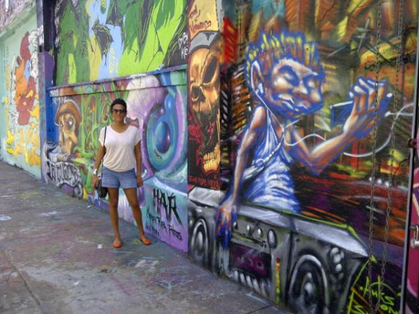 RemiRose1's tweet photo. @Dallia_H at #5Pointz ☺ http://t.co/05eXjXxp