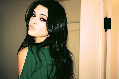 TennageThings's tweet photo. OMG! @KendallJenner looks like @KimKardashian #beautiful http://t.co/YzX0E9DZ