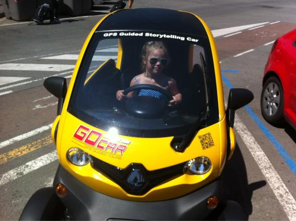 Certainty_nl's tweet photo. Zelfs in Barcelona is Certainty milieu verantwoord bezig!Geen tour door de stad in stinkende bus MAAR #Renault Twizzy! http://t.co/6V2iKuBl