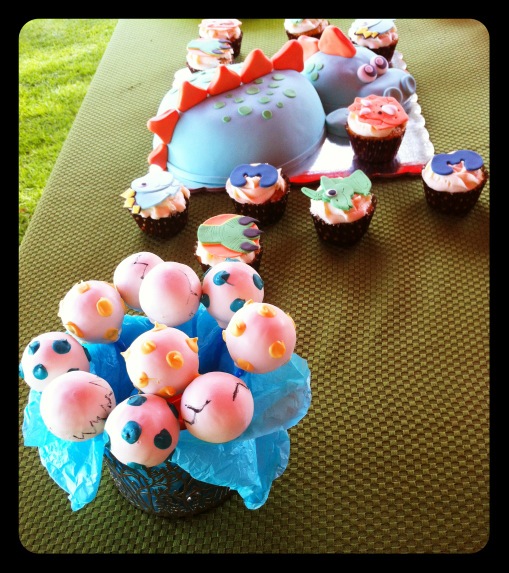 apetitemx's tweet photo. Fiesta de dinosaurios!!! Un éxito mas de a^petite http://t.co/RdUE0Zg1 http://t.co/MxFehCYv