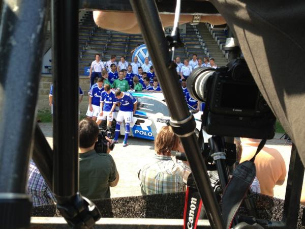 Jetzt wird mit einem PS-starken VW-Boliden geshootet. #S04