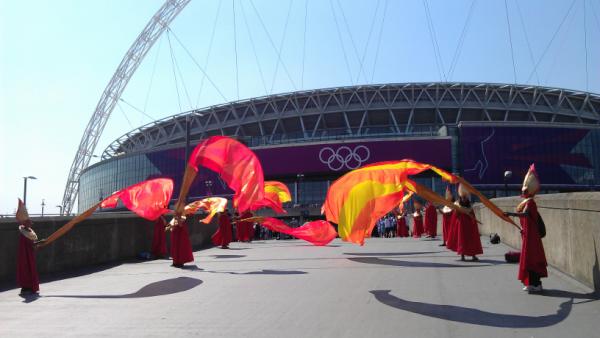 HannahBewley's tweet image. Students from Queen&apos;s Park Community School line the route with giant flames. #torchrelay