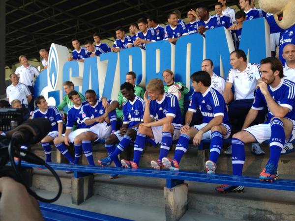 ...und jetzt mit #GAZPROM-Logo! Jeff scheint Spaß zu haben. #S04