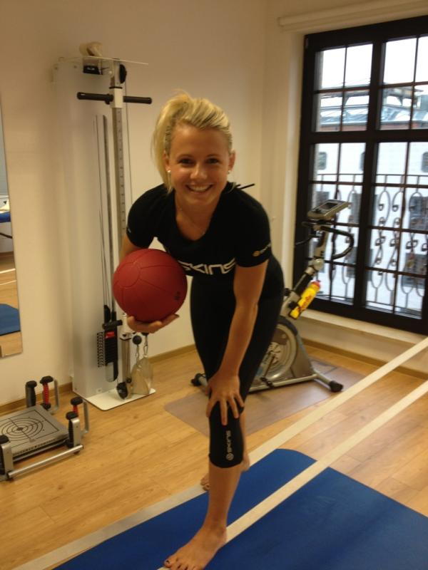 juliasimic's tweet photo. Mit neuen Klamotten von @SKINSDE und auf der Slackline kann das Training richtig Spaß machen. :) #reha #skins http://t.co/mdZnVr5W