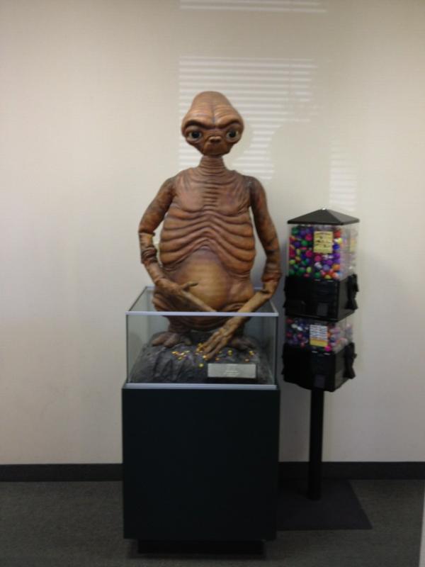 larkness_monsta's tweet image. things that dentist should never have: life size ETs #iaminhell