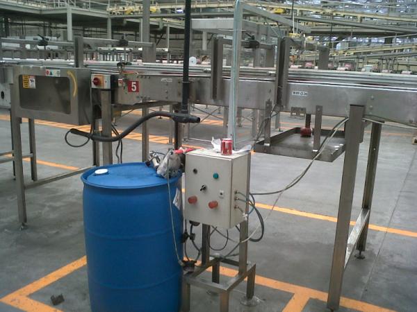 adhestibas's tweet photo. Nuestro equipo de aplicación del #antiderrapante para #sustrato #termo en #líneadeproducción #evitadeslices #adhestibas http://t.co/MTWjuVuI