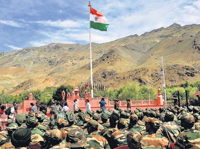 IndianMartyrs's tweet photo. Massive Tricolour Hosted At #KargilWarMemorial #ProudSalute #JaiHind http://t.co/sDBr7RJg