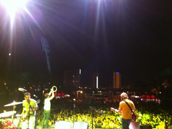 Impressionant l'ambient des de l'escenari mentres toquen els <a href="/GROOVETTES/">GROOVETTES</a> #rockejat12